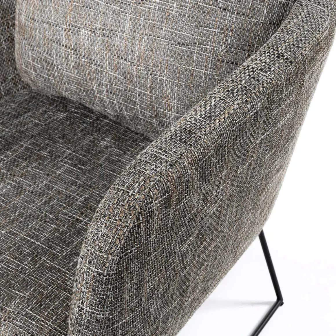 Poltrona TIM cinza com pernas em metal