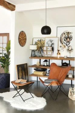 Quadro decorativo preto com penas douradas