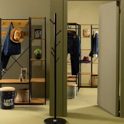 Roupeiro de metal preto com prateleiras