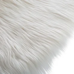 Tapete branco com pelo sintético 90cm