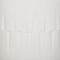 Vaso branco em cimento com palmeira artificial