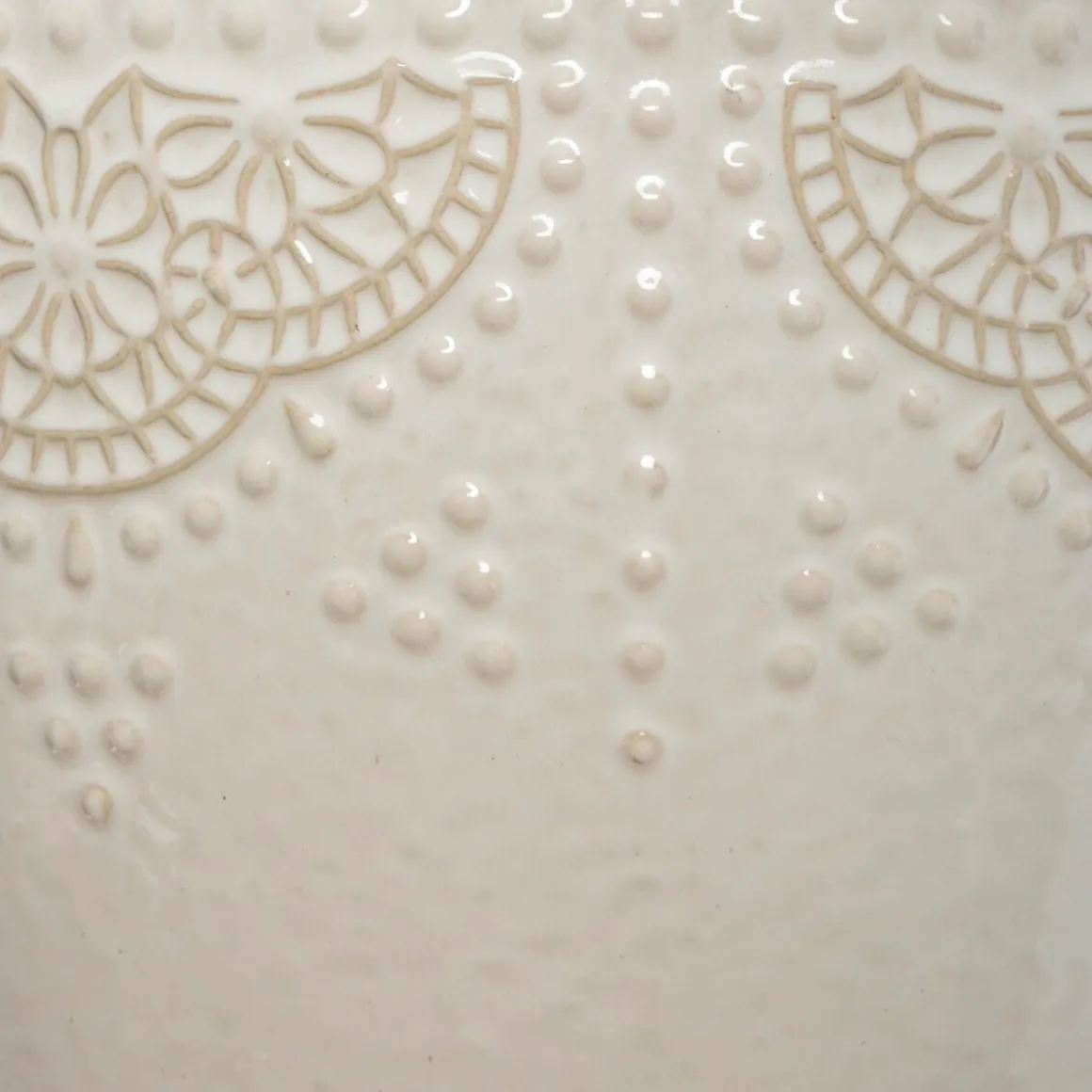 Vaso em cerâmica decorado com relevo