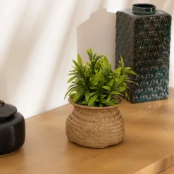 Vaso em ráfia com planta artificial