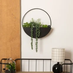 Vaso suspenso metal com plantas artificiais