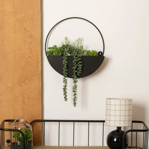 Vaso suspenso metal com plantas artificiais
