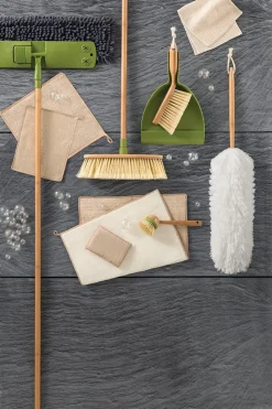 Vassoura com cabo em bambu